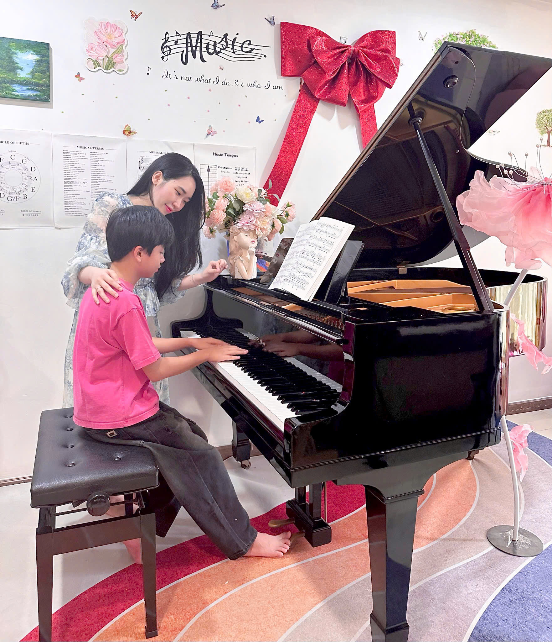Nguyễn Thái An học piano cùng cô Phù Mai Hiền