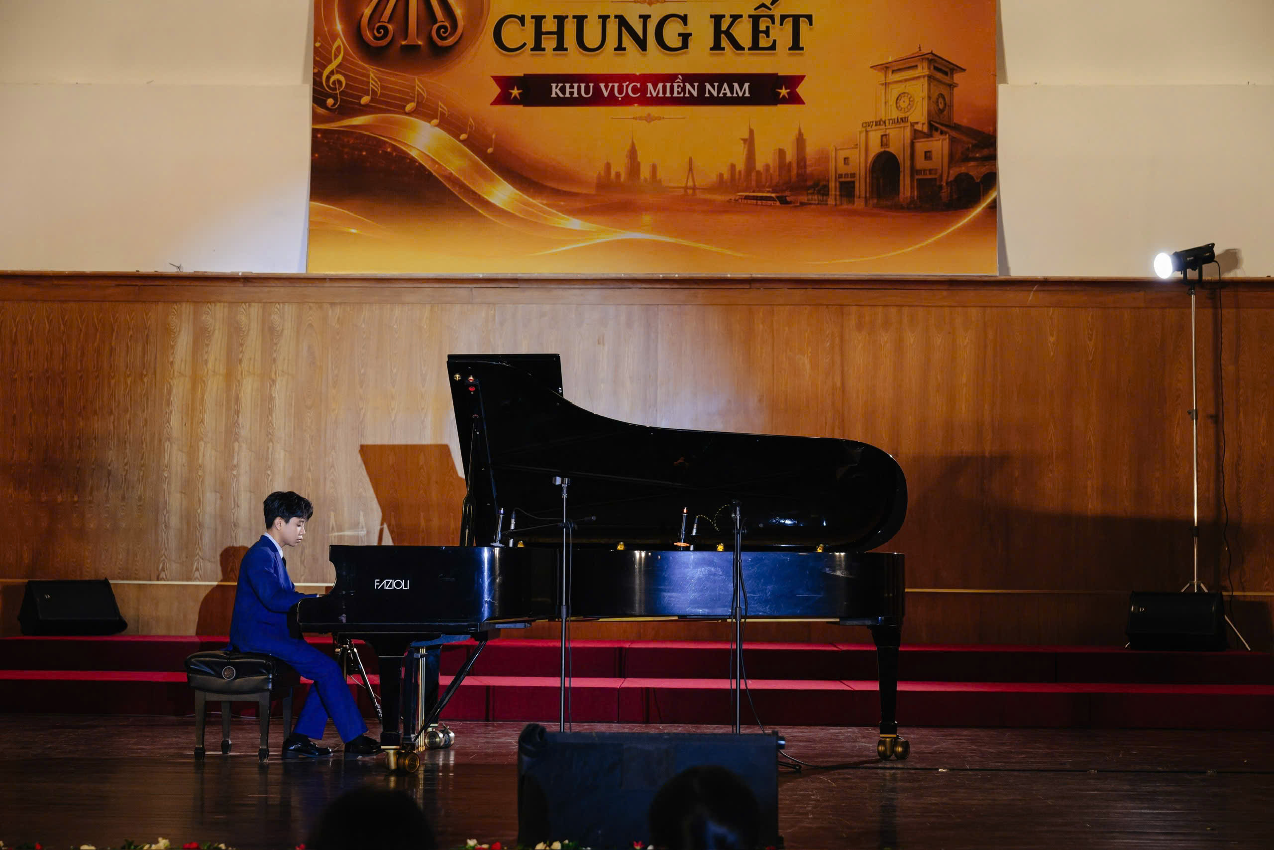 Thí sinh biểu diễn piano tại vòng Chung kết khu vực miền Nam