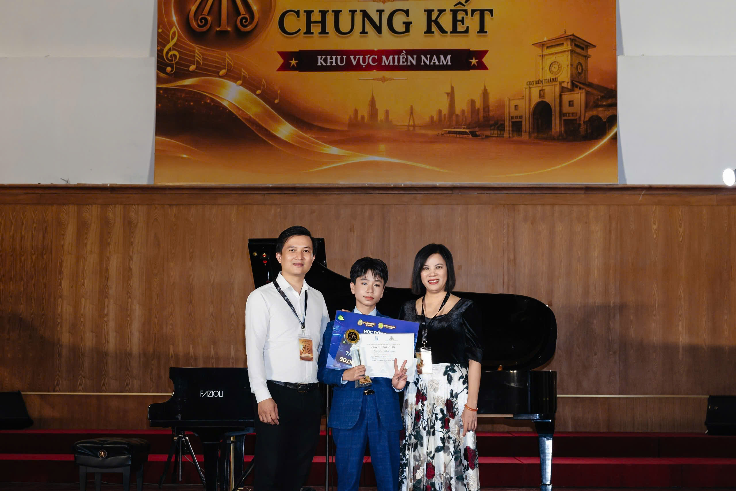 Nguyễn Thái An cùng đại diện Ban tổ chức tại vòng Chung kết khu vực miền Nam