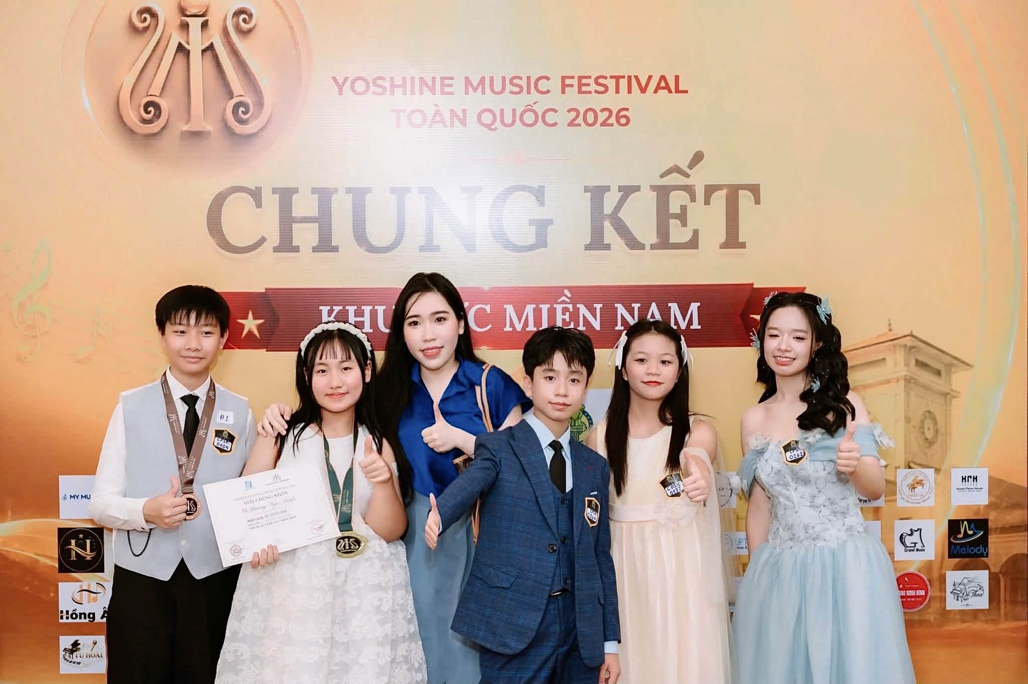 Nguyễn Thái An cùng các thí sinh nhận giấy chứng nhận tại vòng Chung kết khu vực miền Nam